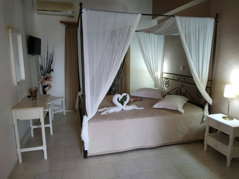 Eleni'S Garden & Castello Suites Alykanas  Extérieur photo