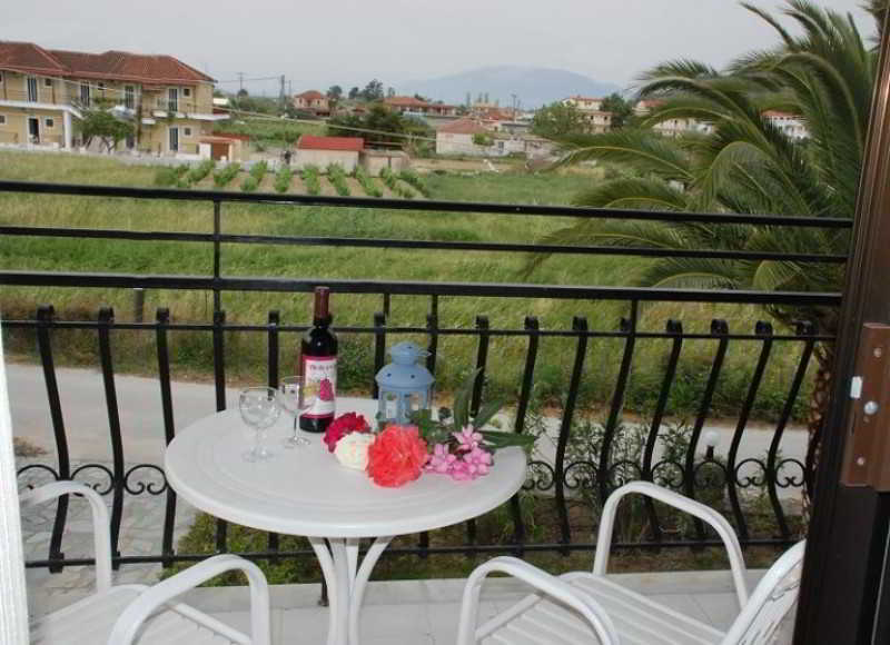 Eleni'S Garden & Castello Suites Alykanas  Extérieur photo